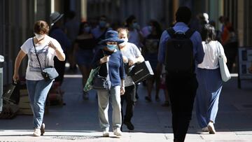 Personas hacen uso de las mascarillas frente al virus COVID-19 donde en el día de hoy son obligatorias llevarlas en espacios públicos en Málaga a 21 de mayo 2020