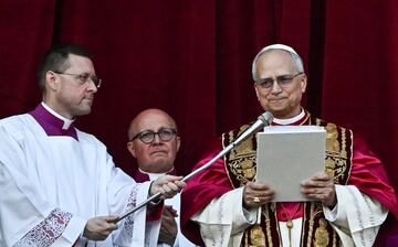El reci谷n elegido Papa Le車n XIV, el cardenal Robert Prevost de Estados Unidos, pronuncia el mensaje "Urbi et Orbi" (a la ciudad y al mundo) desde el balc車n de la Bas赤lica de San Pedro, en el Vaticano.