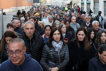 Fieles hacen fila para ingresar a la Basílica de San Pedro para rendir homenaje al Papa Francisco.