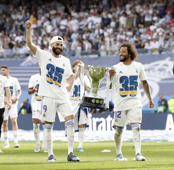 Benzema y Marcelo con el trofeo. 