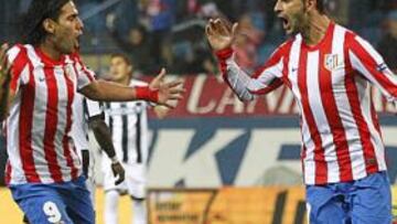 <b>PAREJA DE PUNTAS. </b>Falcao corre a celebrar junto a Adrián uno de sus goles ayer en el Calderón. Domizzi, mientras, mira al suelo resignado ante el partido del Atlético.