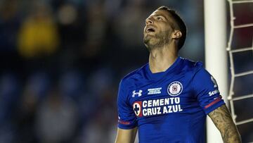 El mediocampista español de Cruz Azul tiene una sanción pendiente de un juego con la Real Federación Española de Fútbol, la cual pagará en la copa doméstica del Fútbol Mexicano.