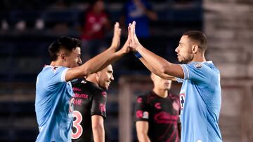 AME2369. CIUDAD DE MÉXICO (MÉXICO), 30/11/2024.- Jugadores de de Cruz Azul celebran un gol este sábado, durante un partido de vuelta de cuartos de final del Torneo Apertura MX en el Estadio Ciudad de los Deportes, en Ciudad de México (México). EFE/ José Méndez