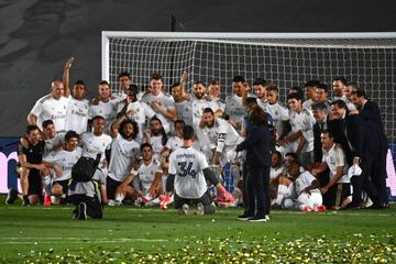 Courtois, de espaldas, celebra con sus compañeros el título de Liga sobre el césped del Di Stéfano.