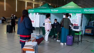 FILE PHOTO: Passengers queue to get a PCR test against the coronavirus disease (COVID-19) before traveling on international flights, at O.R. Tambo International Airport in Johannesburg, South Africa, November 26, 2021. REUTERS/Sumaya Hisham/File Photo