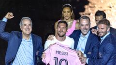 EA1079. BOGOTÁ (COLOMBIA), 01/08/2023.- Fotografía de archivo donde se ve al jugador argentino Lionel Messi (c) sosteniendo la camiseta del Inter Miami CF acompañado, entre otros, por el exfutbolista y codueño del Inter Miami CF Co-Owner David Beckham (d) durante la presentación de Messi como jugador del Inter Miami CF, el 16 de julio de 2023, en Fort Lauderdale, Florida (EEUU). México y su hegemonía en los Juegos Centroamericanos y del Caribe, Lionel Messi y su poder de hacer levantar y caminar al Inter Miami, y el surinamés Issamade Asinga, nuevo rey de la velocidad en Sudamérica, marcaron los momentos especiales del deporte en la región durante el mes de julio. EFE/ CRISTOBAL HERRERA-ULASHKEVICH Archivo
