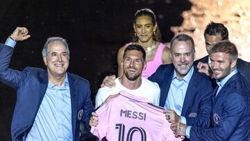 EA1079. BOGOTÁ (COLOMBIA), 01/08/2023.- Fotografía de archivo donde se ve al jugador argentino Lionel Messi (c) sosteniendo la camiseta del Inter Miami CF acompañado, entre otros, por el exfutbolista y codueño del Inter Miami CF Co-Owner David Beckham (d) durante la presentación de Messi como jugador del Inter Miami CF, el 16 de julio de 2023, en Fort Lauderdale, Florida (EEUU). México y su hegemonía en los Juegos Centroamericanos y del Caribe, Lionel Messi y su poder de hacer levantar y caminar al Inter Miami, y el surinamés Issamade Asinga, nuevo rey de la velocidad en Sudamérica, marcaron los momentos especiales del deporte en la región durante el mes de julio. EFE/ CRISTOBAL HERRERA-ULASHKEVICH Archivo
