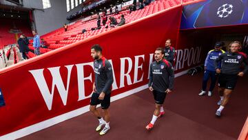 Hancko, con un fuerte vendaje en el pie, Griezmann, Oblak, Llorente y Cholo, ayer, en la salida del Atleti a la sesión en Anfield, la última antes de su estreno en Champions, ante el Liverpool.