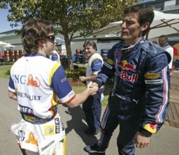 Webber saluda a Fernando Alonso en 2008.