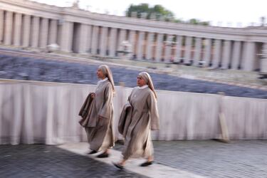 Las monjas caminan el día del traslado del féretro del Papa Francisco, donde el ataúd será transportado dentro de la Basílica, en el Vaticano.