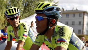 El ciclista español del equipo Tinkoff, Jesus Hernández (i), mira a su compañero de equipo Alberto Contador (d), a su llegada a la meta tras caerse en el último kilómetro de la séptima etapa de la Vuelta Ciclista a España 2016, disputada hoy entre la localidad orensana de Maceda y la zamorana de Puebla de Sanabria, con un recorrido de 158,5 kilómetros.