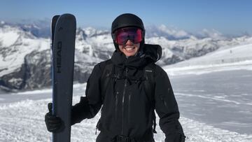 El freerider Abel Moga posa con sus esquís Head, todo de negro y sonriendo, en una pista de esquí de Austria.