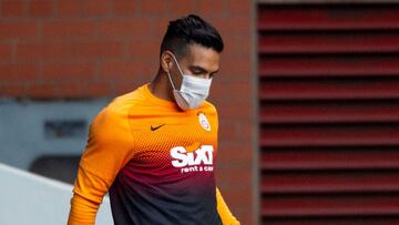 Falcao García, delantero del Galatasaray, suma 15 días lesionado, tras una distensión en el muslo derecho. El colombiano se perdería el próximo partido