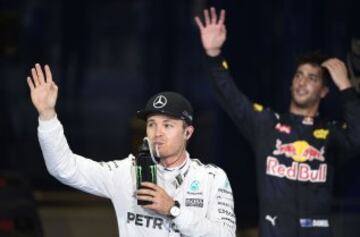 Al frente Nico Rosberg y al fondo Daniel Ricciardo