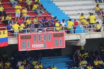 Los hinchas de la Selección Colombia acompañan al equipo en su partido ante Ecuador por las Eliminatorias Sudamericanas en el Metropolitano.