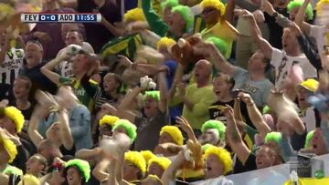 La afición del Den Haag holandés ha acudido al estadio del Feyenoord con muñecos de peluche para lanzarlos a los pacientes del Hospital de niños de Sofía de Rotterdam.