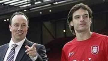 <b>CONTENTO.</b> Benítez no ha podido esconder su alegría durante la presentación de Morientes como jugador del Liverpool.