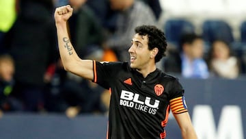 GRAF3957. M&Aacute;LAGA, 17/02/2018.- El centrocampista del Valencia CF Dani Parejo celebra su gol, segundo del equipo ante el M&aacute;laga CF, durante el partido de la vig&eacute;sima cuarta jornada de Liga en Primera Divisi&oacute;n que se disputa esta