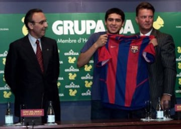 Gaspart y Van Gaal acompañan a Riquelme el día de su presentación con el Barcelona en julio del 2002.
