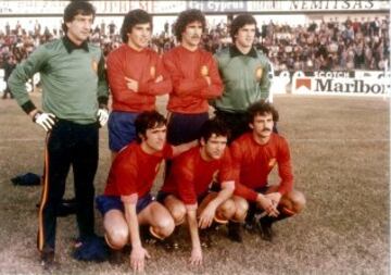 Su debut con el combinado nacional se produjo el 17 de octubre de 1973 en Estambul.