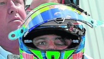<b>UN INCIDENTE QUE PUEDE TENER CONSECUENCIAS TERRIBLES</b> El casco de Felipe Massa muestra claramente la violencia del impacto que recibió. En las imágenes de La Sexta se aprecia que el coche de Barrichello pierde una pieza, la que se encuentra en su trayectoria el otro brasileño, que acabó empotrado contra las protecciones.