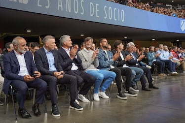 Juli¨¢n Alvarez, la sorpresa para los socios que recibieron la insignia de plata
