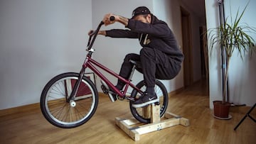 Alberto Moya practicando BMX Flatland con este artilugio para practicar BMX en casa diseñado por un rider holandés.