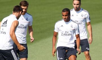 Derik, junto a Carvajal, Xabi y Morata, en un entrenamiento del Madrid.