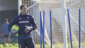 Joel, durante un entrenamiento con el Betis.