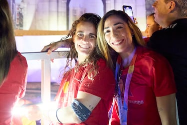 Las jugadoras Teresa Abelleira y Olga Carmona, montadas en el autobús.