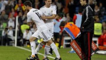 Xabi Alonso ingresa en el terreno de juego al sustituir Asier Illarramendi.