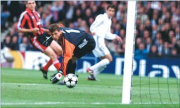 2-1 Real Madrid - Bayer Leverkusen. Gol 1-0 Roberto Carlos saca rápidamente de banda a Raúl que, tras un fallo garrafal de la zaga alemana, bate a Butt con un disparo cruzado.