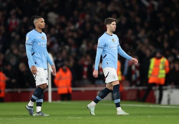 Los jugadores del City, Manuel Akanji y John Stones.