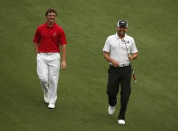 El golfista chileno Matias Domínguez (izda) comparte con el español Sergio García, durante la última jornada de entrenamientos para el Masters de Augusta. 