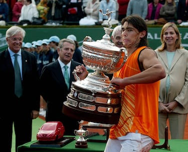 Rafa Nadal levantando el primer trofeo de Conde Godó que ganó en 2005. El Trofeo Conde de Godó fue diseñado en 1953 por los joyeros Soler Cabot. Realizado en plata de ley con un peso aproximado de 13 kilos, su base es de roble americano.
