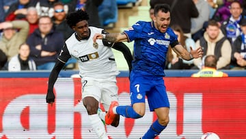 Thierry Correia con el centrocampista del Getafe Álex Sola.