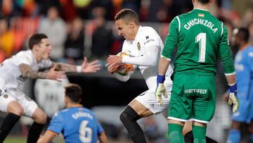 GRAFCVA1858. VALENCIA, 29/01/2019 El jugador del Valencia, Rodrigo, tras anotar el primer gol de su equipo contra el Getafe durante el partido de vuelta de cuartos de final de la Copa del Rey jugado en el estadio de Mestalla (Valencia) .EFE/ Kai Förs