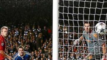 <b>JUSTO PREMIO. </b>Momento en que Terry anota el gol decisivo.