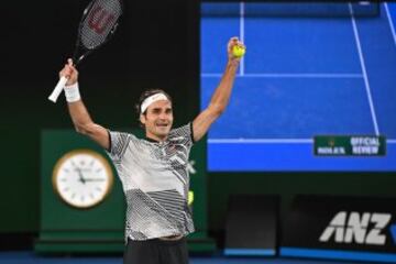 Roger Federer celebra su victoria en la final del Open de Australia ante Rafa Nadal.
