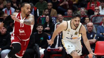 Milan (Italy), 08/02/2024.- EA7 Emporio Armani Milan's Shabazz Napier (L) challenges for the ball with Real Madrid's Facundo Campazzo during the Euroleague basketball match between EA7 Emporio Armani Milan and Real Madrid at the Assago Forum, Milan, Italy, 08 February 2024. (Baloncesto, Euroliga, Italia) EFE/EPA/MATTEO BAZZI