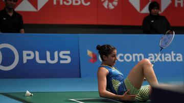 EPA6703. KUALA LUMPUR (MALASIA), 29/06/2018.- La tenista espa&ntilde;ola Carolina Mar&iacute;n en el suelo tras una jugada contra la india Sindhu Pusarla durante su partido de cuartos de final del Abierto de Malasia de b&aacute;dminton en Kuala Lumpur, ho