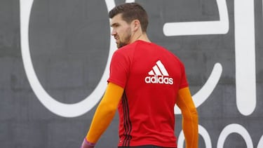 Valencia's Matt Ryan signs five-year deal with Brighton