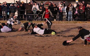 En la playa de Scarborough, Inglaterra, se ha jugado un Boxing Day diferente, a falta de partidos de la Premier League (solo se jugó el Manchester United-Newcastle). Bomberos y pescadores de la zona jugaron un divertido partido en playa ataviados con accesorios navideños para celebrar uno de los días más especiales de fútbol inglés.