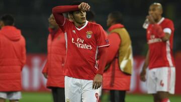 El delantero mexicano apenas jugó el 24% de los minutos que disputó el cuadro dirigido por Rui Vitoria durante el año que está por terminar.