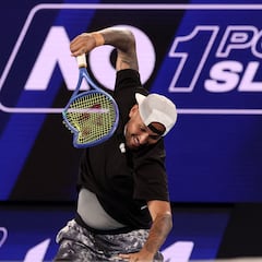 Kyrgios destroza su raqueta en el One Million Point