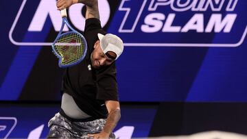 Nick Kyrgios rompe su raqueta contra el suelo en el One Million Point.