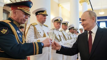Russia's President Vladimir Putin toasts with sailors and heads of foreign delegations involved in celebrations of Russia's Navy Day, during a meeting in Saint Petersburg, Russia July 28, 2024. Sputnik/Sergei Savostyanov/Pool via REUTERS ATTENTION EDITORS - THIS IMAGE WAS PROVIDED BY A THIRD PARTY.