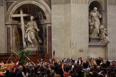 Cientos de personas esperan para despedirse del papa Francisco en la Basílica de San Pedro. 