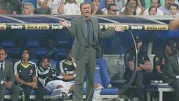 <b>EN EL FOCO. </b>Mourinho tuvo que escuchar cómo el público del Bernabéu despidió a sus jugadores al descanso con una sonora pitada.