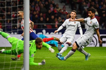 El jugador del Atlético de Madrid, Correa, marca el 1-0 al Levante.